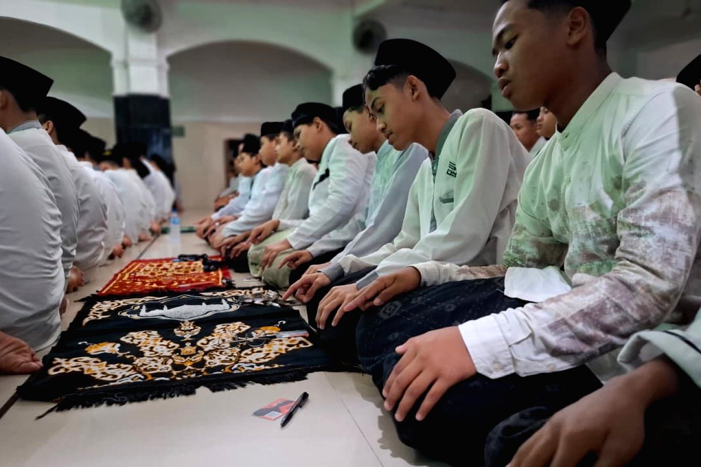 Santri merapatkan saf salat berjamaah
