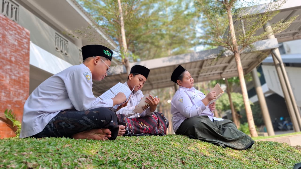 Muthala'ah pagi di halaman madrasah
