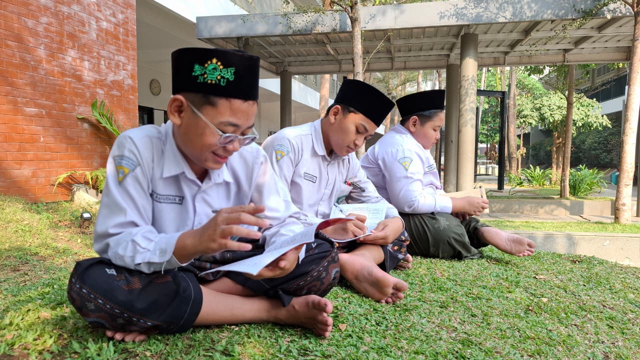 Mencatat keterangan pelajaran
